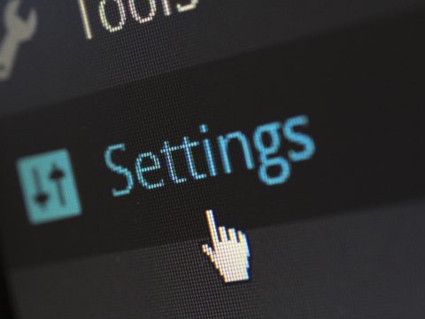赵幕白在电脑前分析网站数据报表，屏幕上显示着内容覆盖率与用户行为路径图，是午夜剧场的数据与技术负责人